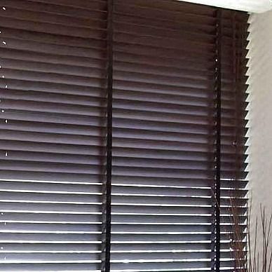 Un primer plano de una ventana con persianas.