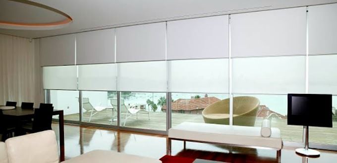 Una sala de estar con un sofá y un televisor.