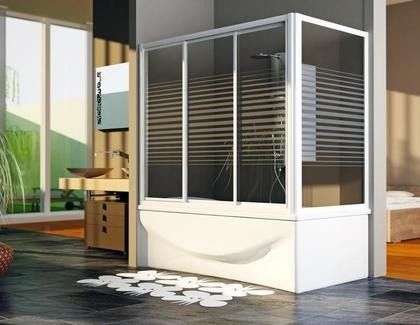 Un baño con bañera y cabina de ducha.
