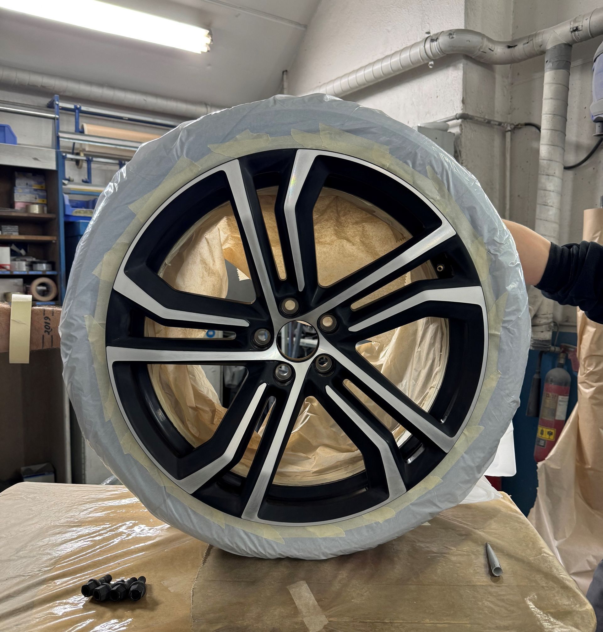 Eine Nahaufnahme eines BMW-Rades in einer Garage