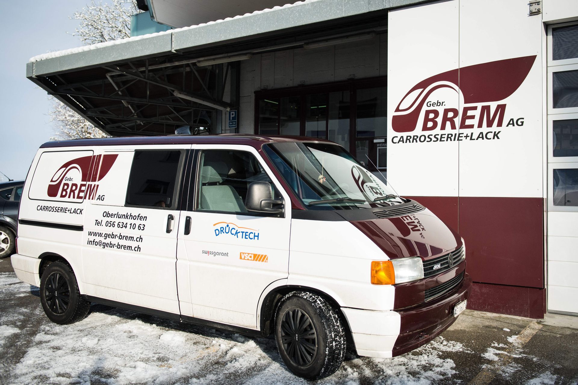Ein Brem-Van steht vor einem Gebäude