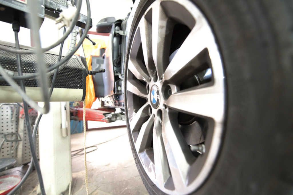 Eine Nahaufnahme eines BMW-Rades in einer Garage