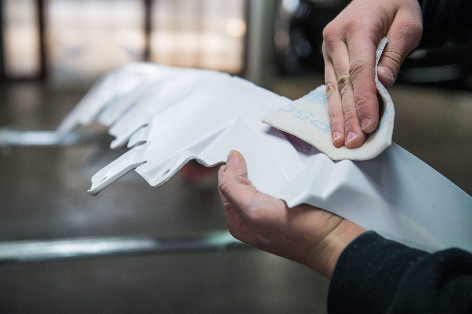 Eine Person hält ein weißes Blatt Papier in den Händen.