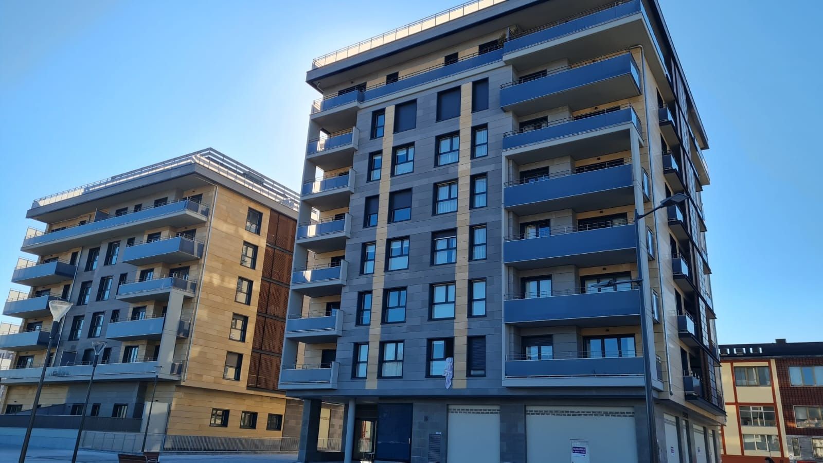 Dos edificios altos con balcones están ubicados uno al lado del otro.