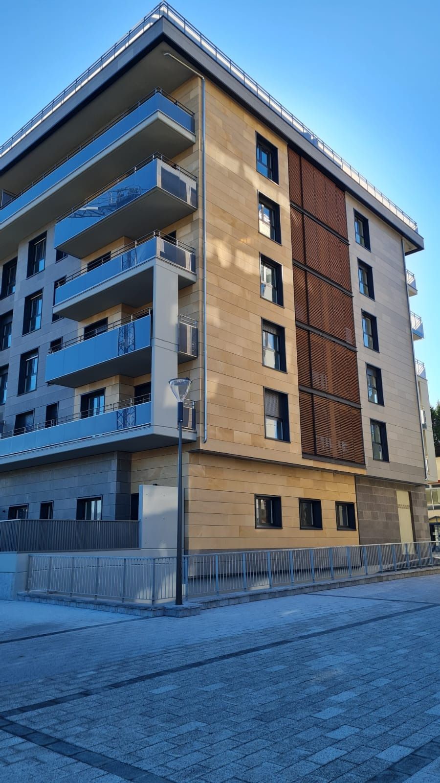 Un gran edificio de apartamentos con muchas ventanas y balcones.