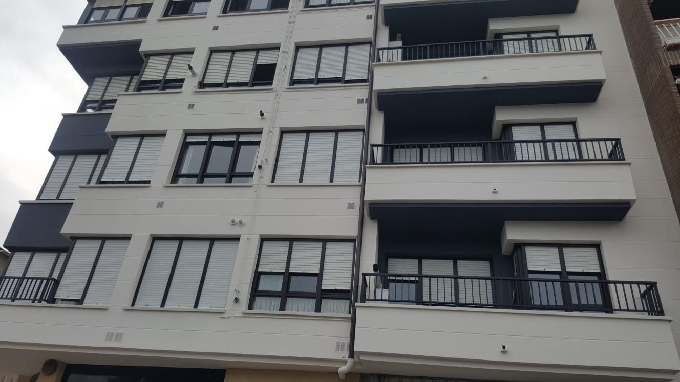 Un edificio grande con muchas ventanas y balcones.