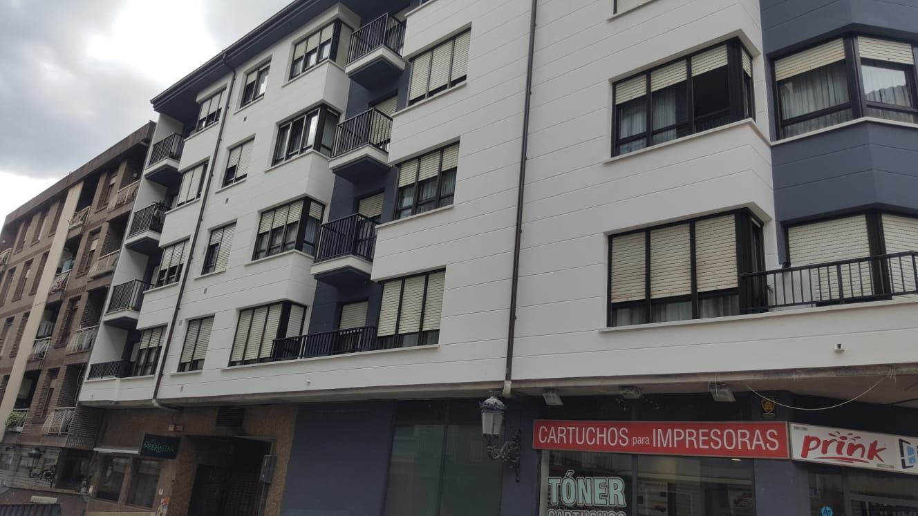 Un edificio con un cartel que dice 