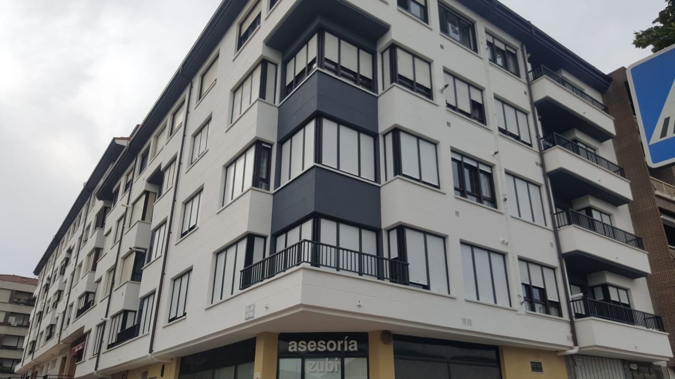 Un gran edificio con un cartel que dice 'asesoria'