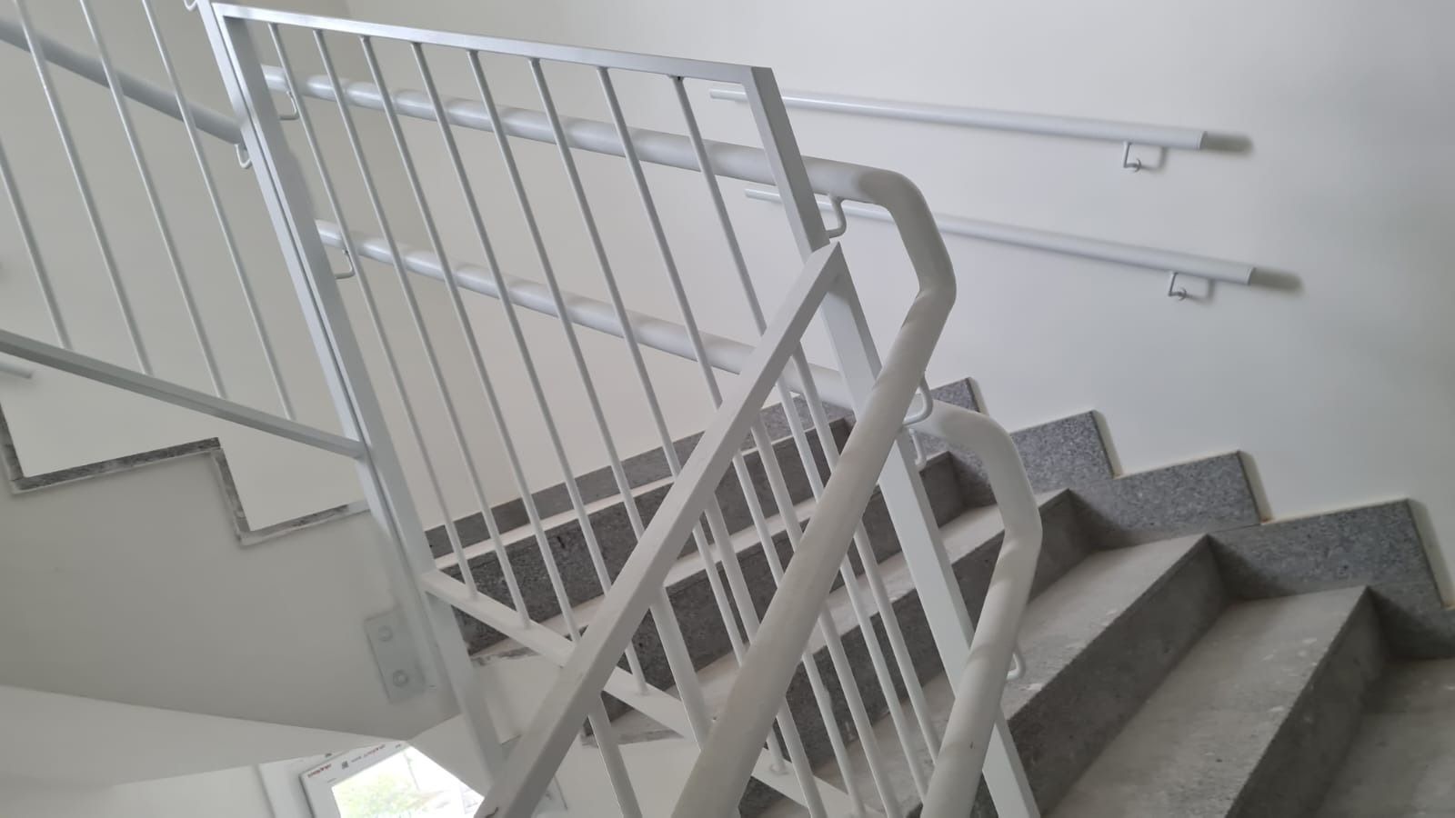 Un primer plano de una escalera con barandilla blanca.