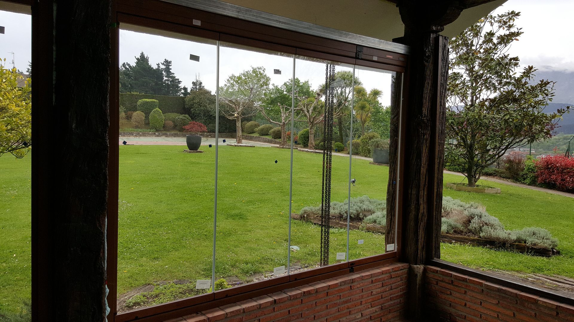 Una gran ventana con vista a un exuberante campo verde.