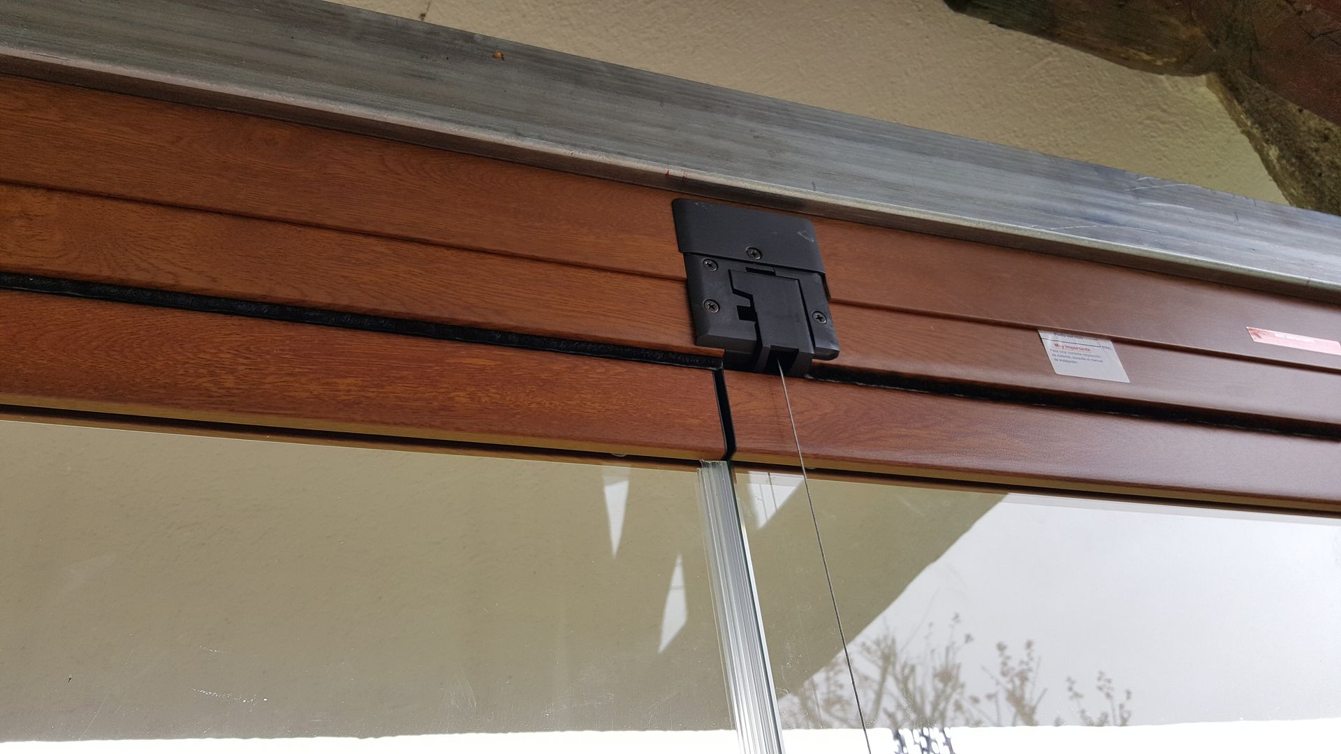 Un primer plano de una ventana con una cadena atada a ella.