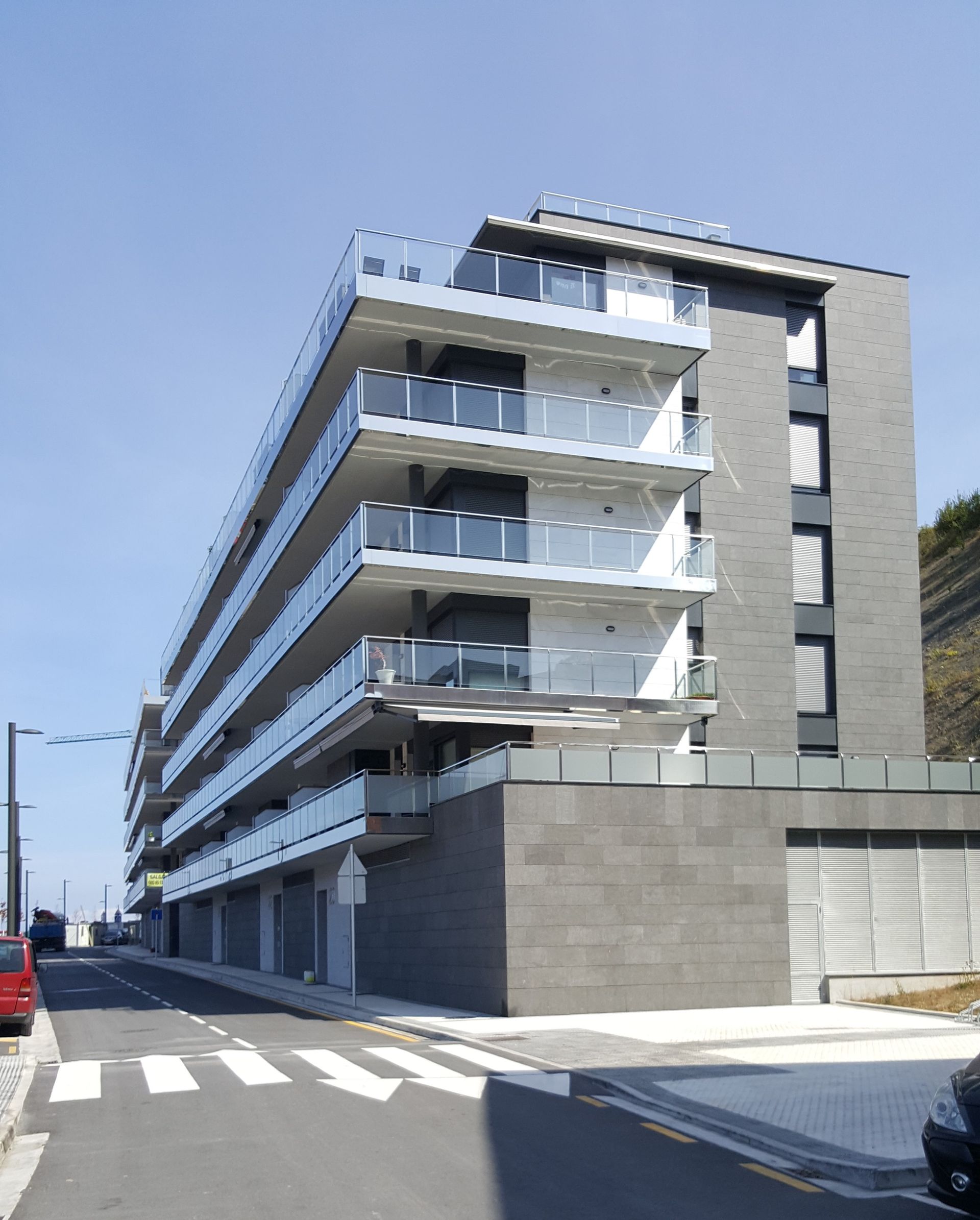 Un gran edificio de apartamentos con muchos balcones.