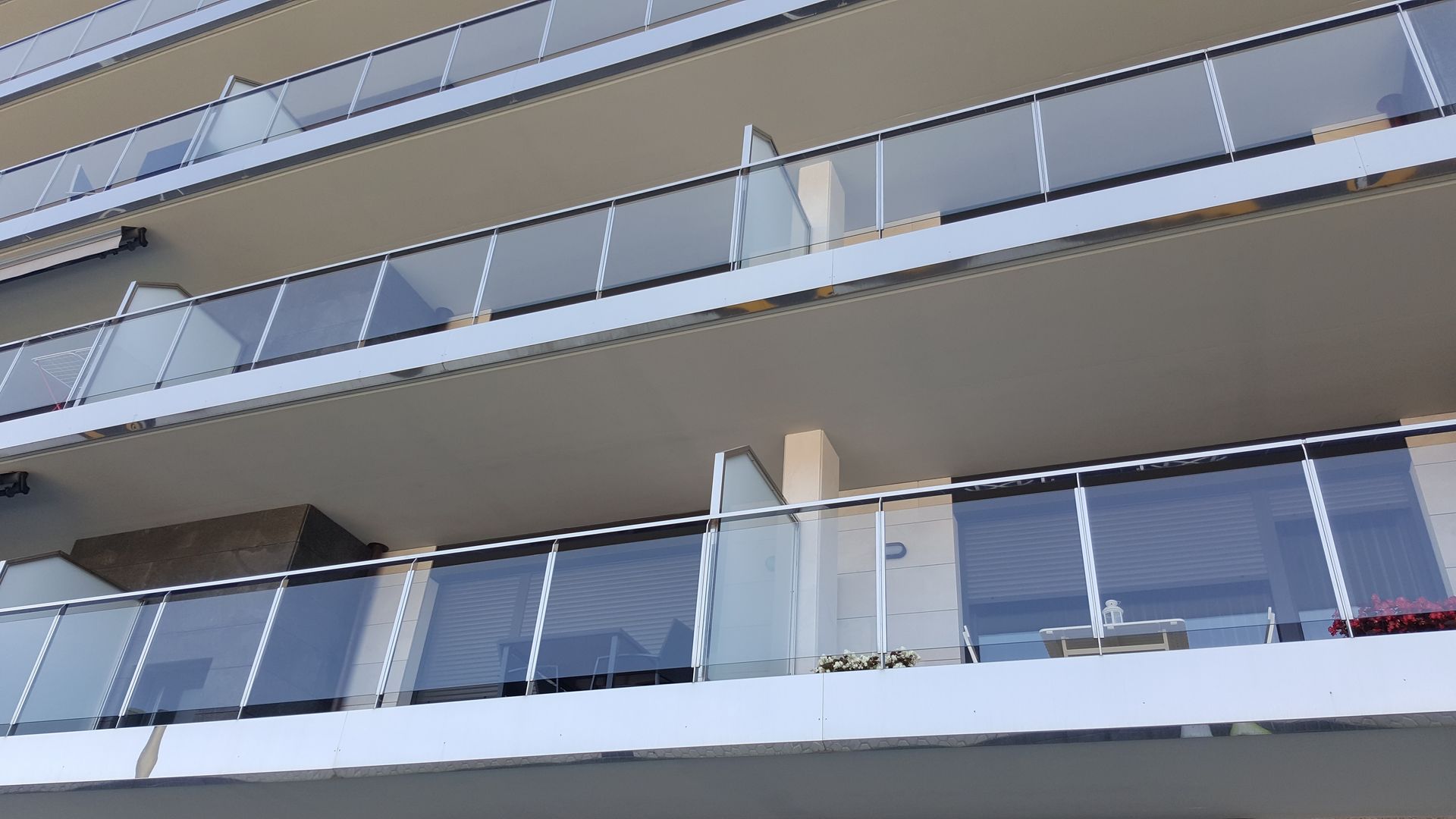 Un edificio con muchos balcones y ventanas