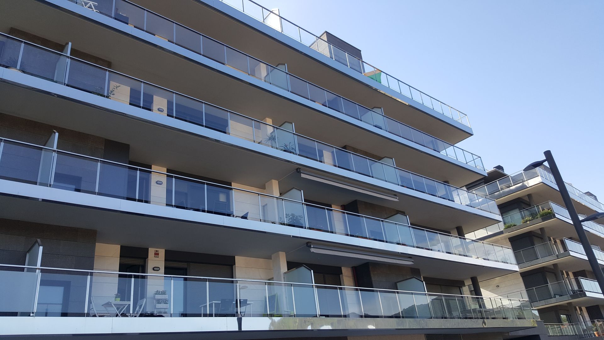 Un gran edificio de apartamentos con muchos balcones.