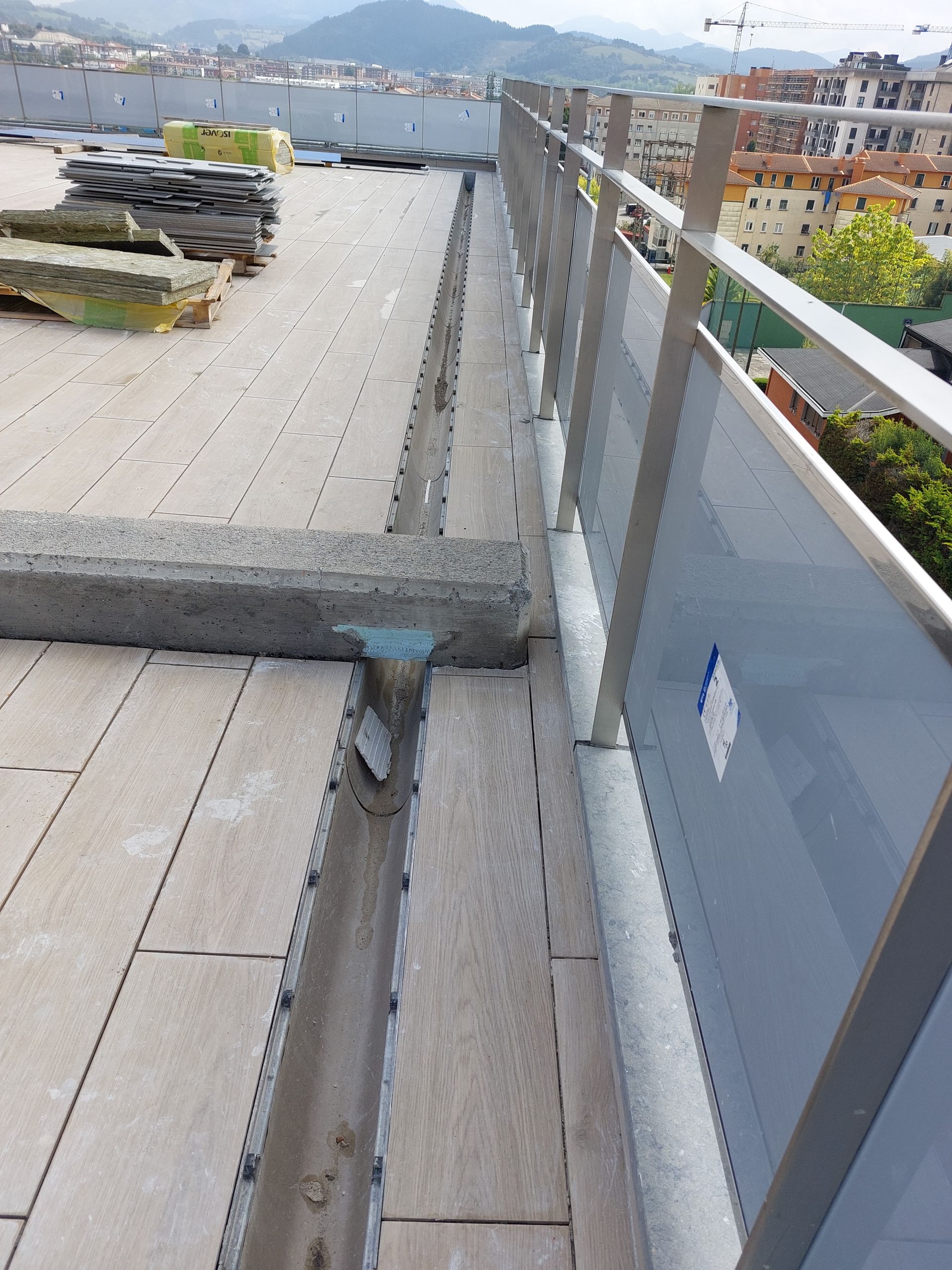 Se está construyendo un balcón con barandilla de acero inoxidable.