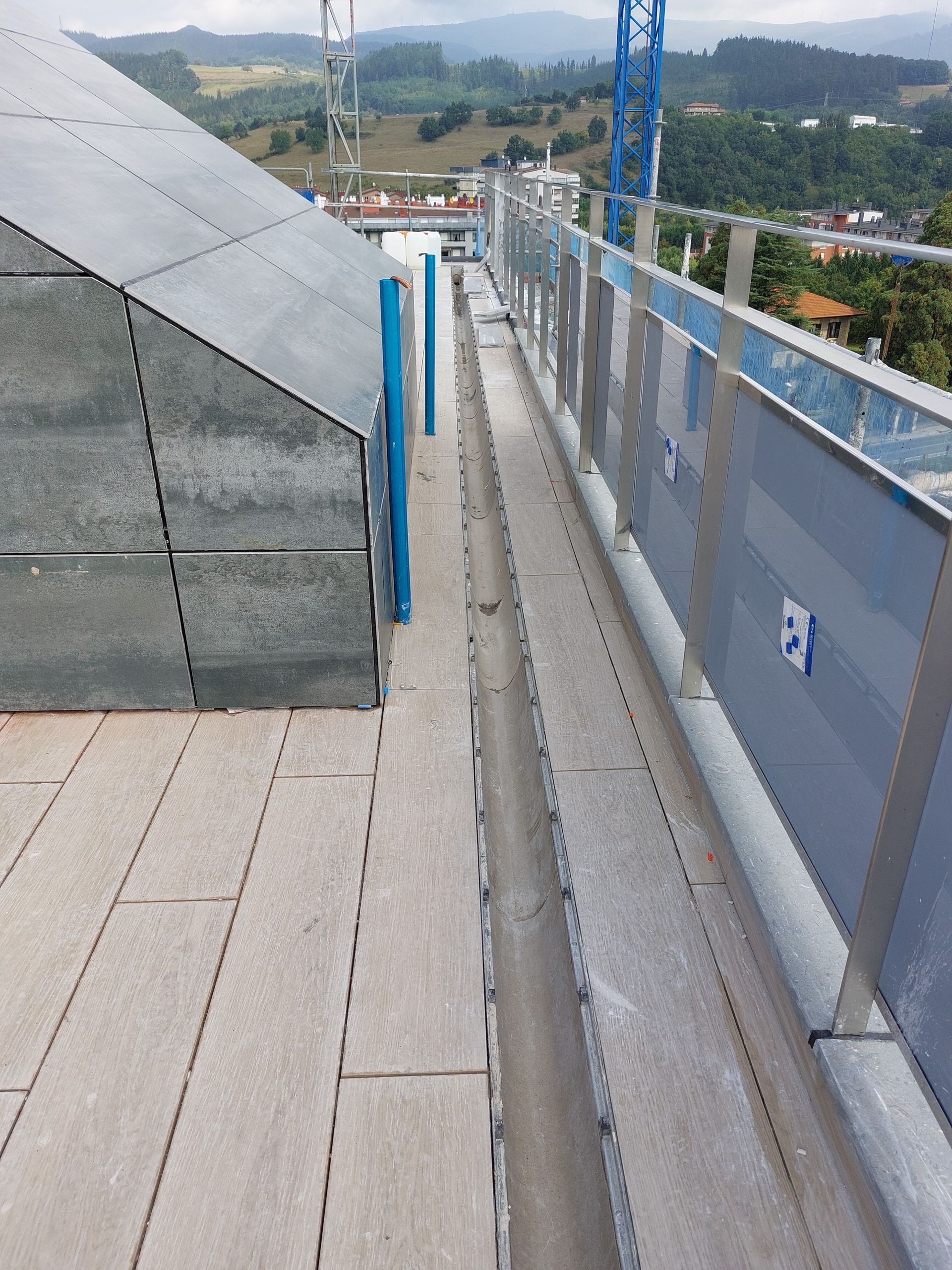 Un puente con el número 33 en el costado.