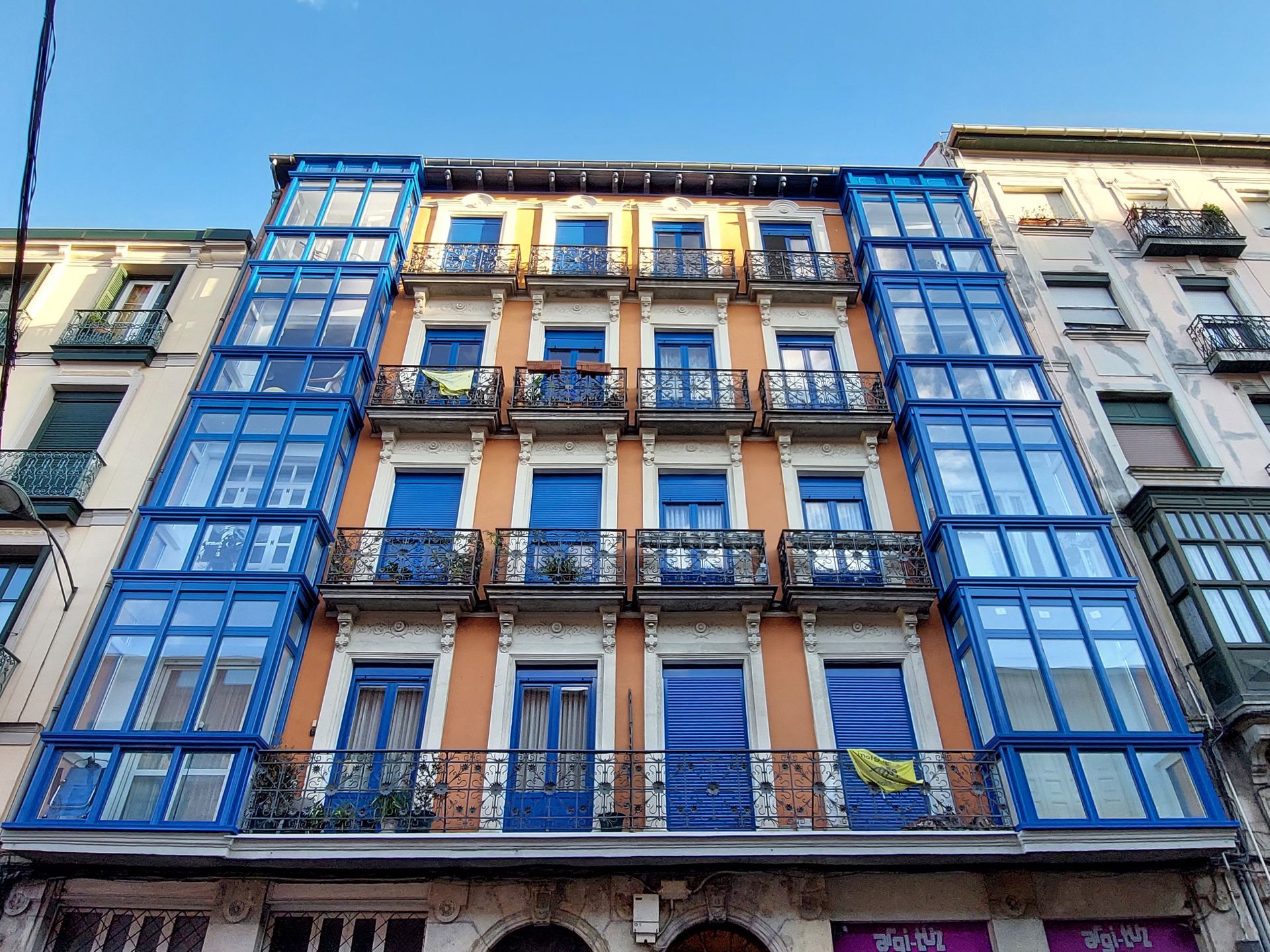 Un edificio con muchas ventanas y balcones