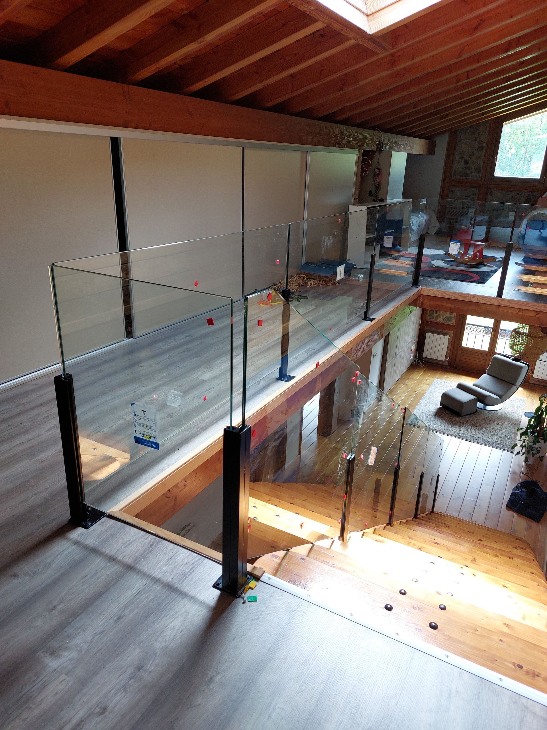 Una vista de una sala de estar desde el segundo piso de una casa.