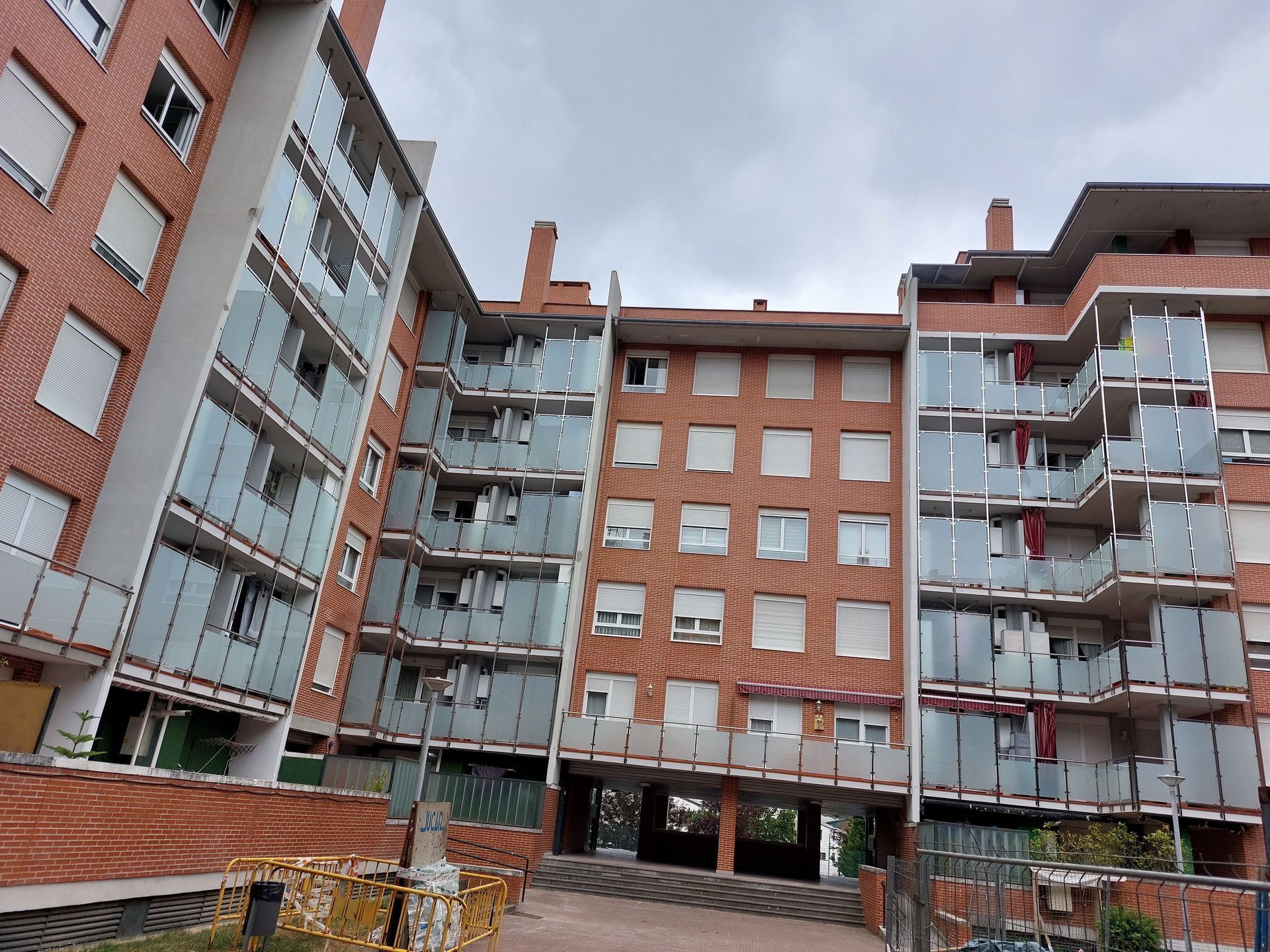 Un edificio de ladrillo con muchas ventanas y balcones.