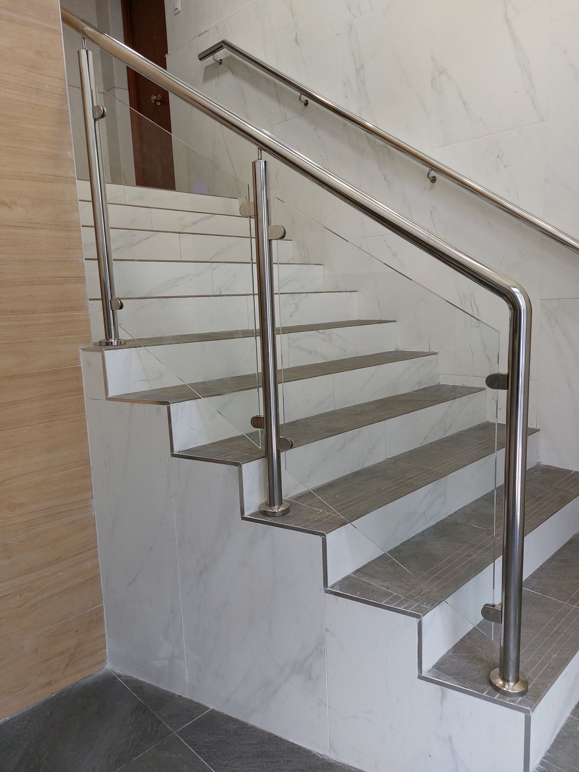 Un conjunto de escaleras con barandilla de acero inoxidable.