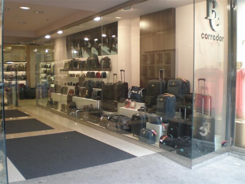 Una tienda con un cartel que dice corredor