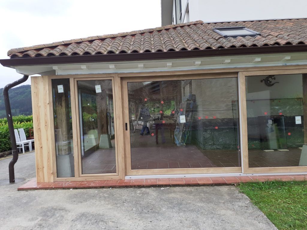 Una casa con muchas ventanas y techo