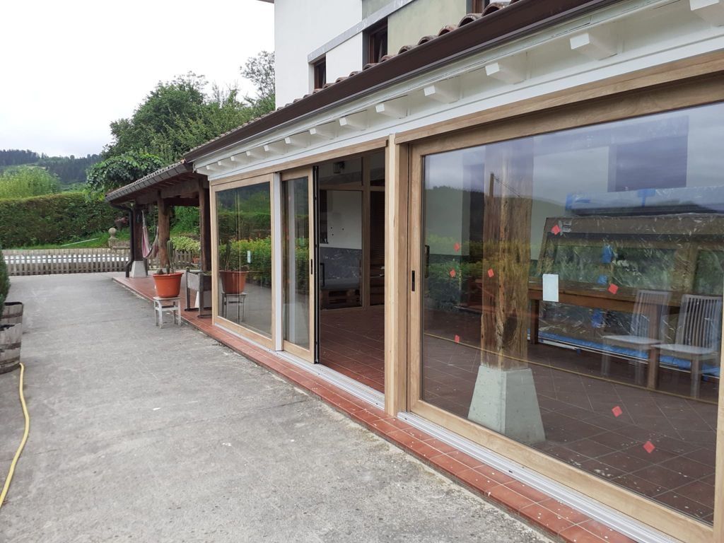Una casa con muchas ventanas y un patio