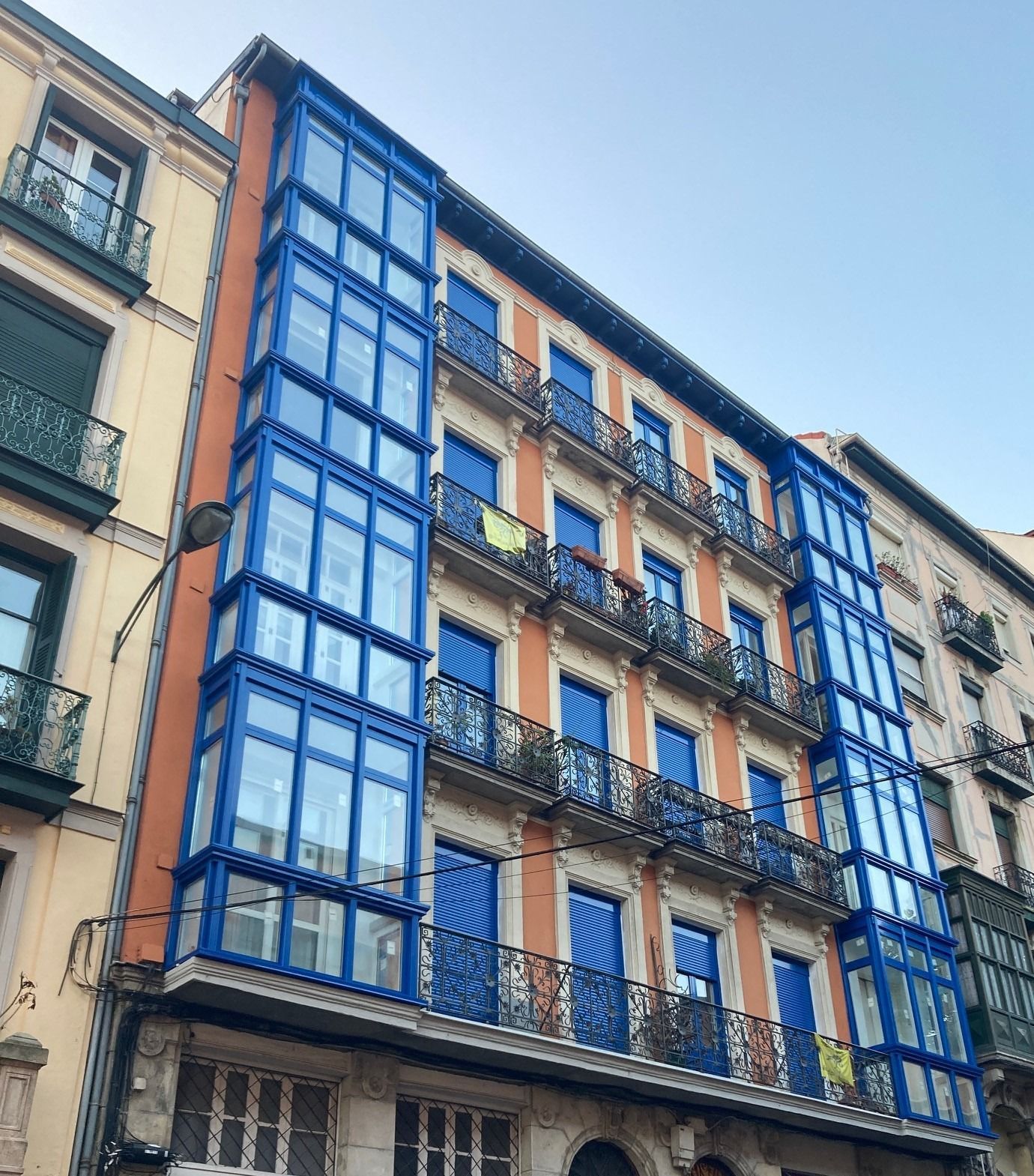 Un edificio grande con muchas ventanas y balcones.