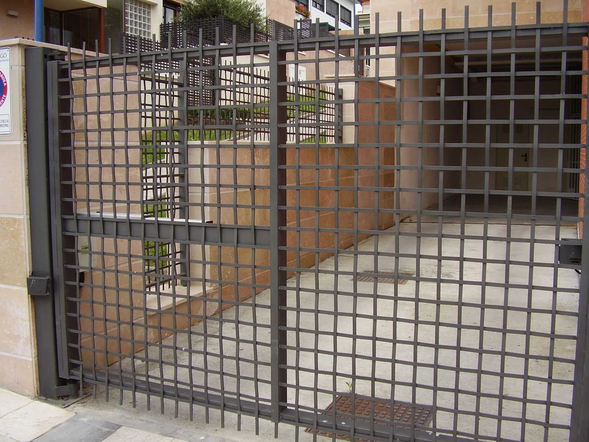 Una valla con un cartel que dice no aparcar