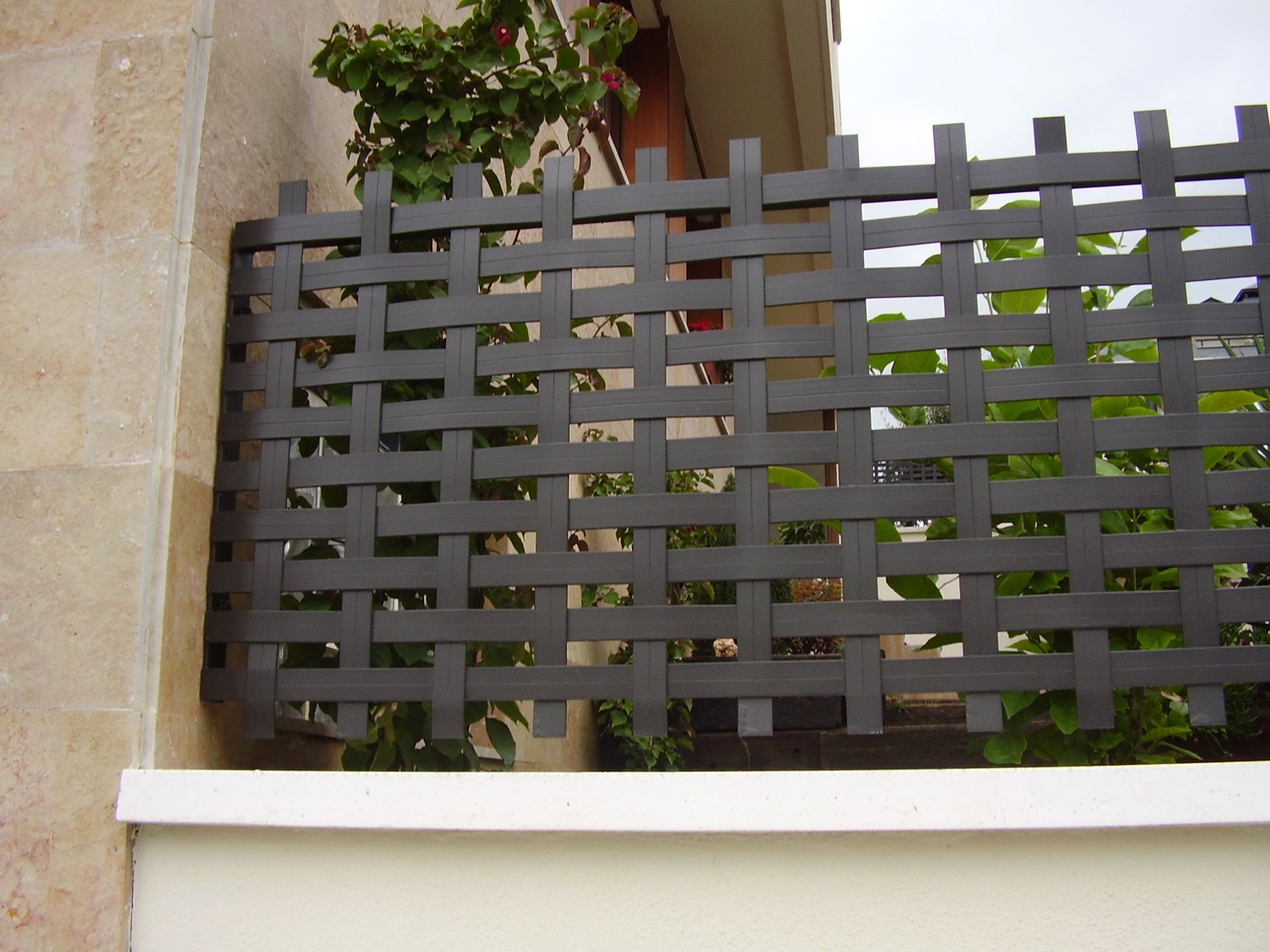 Una valla negra con un patrón tejido.