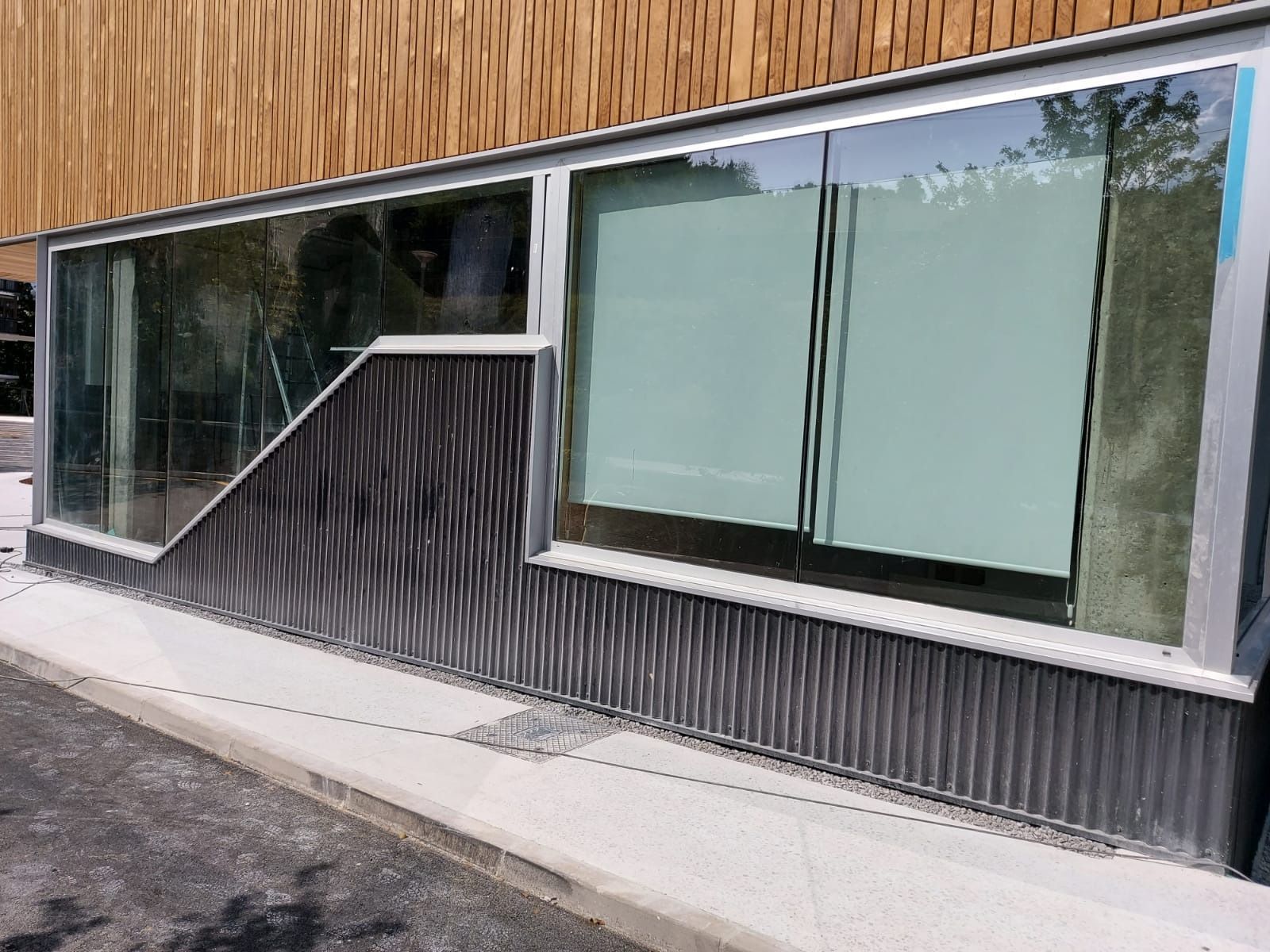 Un edificio con muchas ventanas y una escalera al costado.