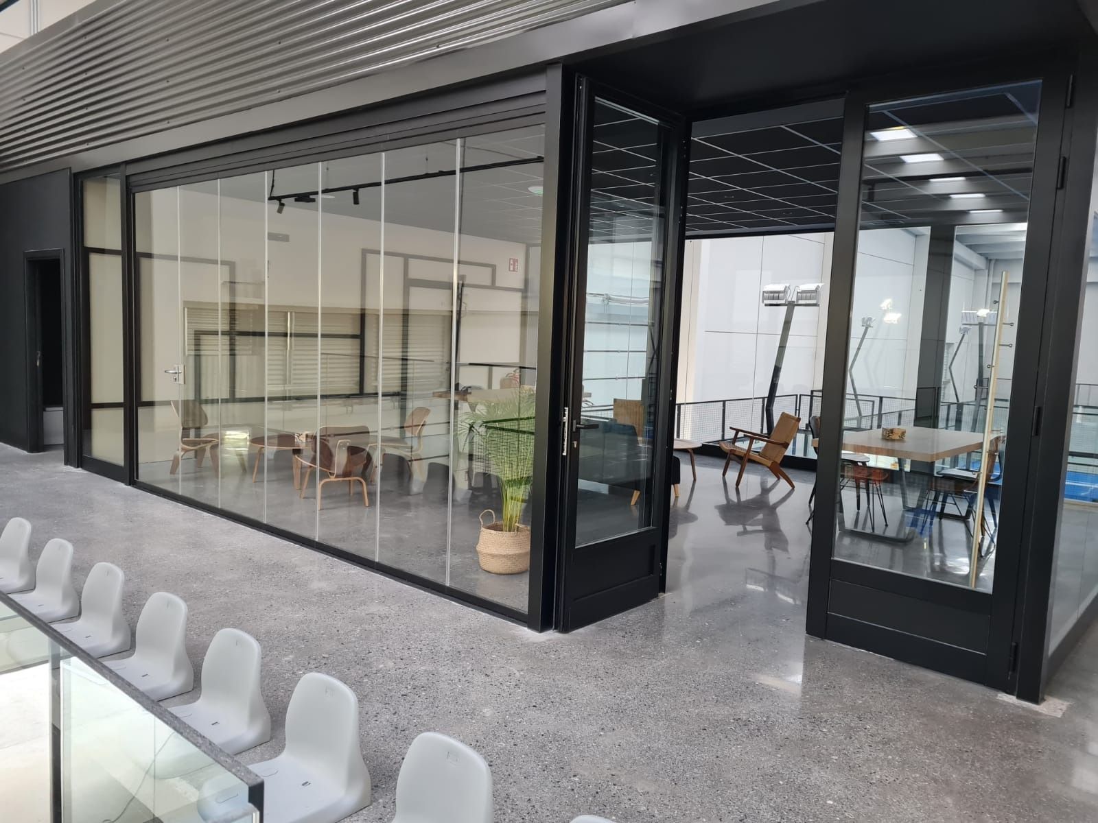 Una habitación con muchas ventanas y sillas.