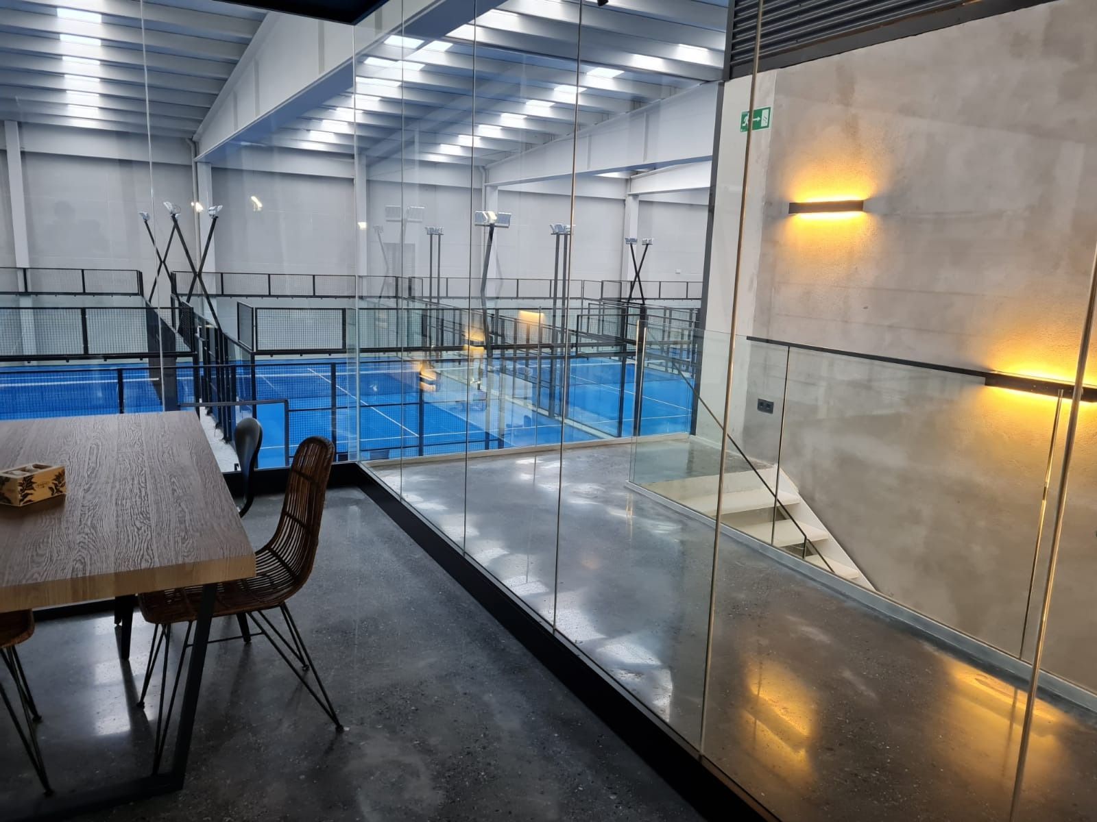 Una mesa y sillas en una habitación con vista a una piscina.