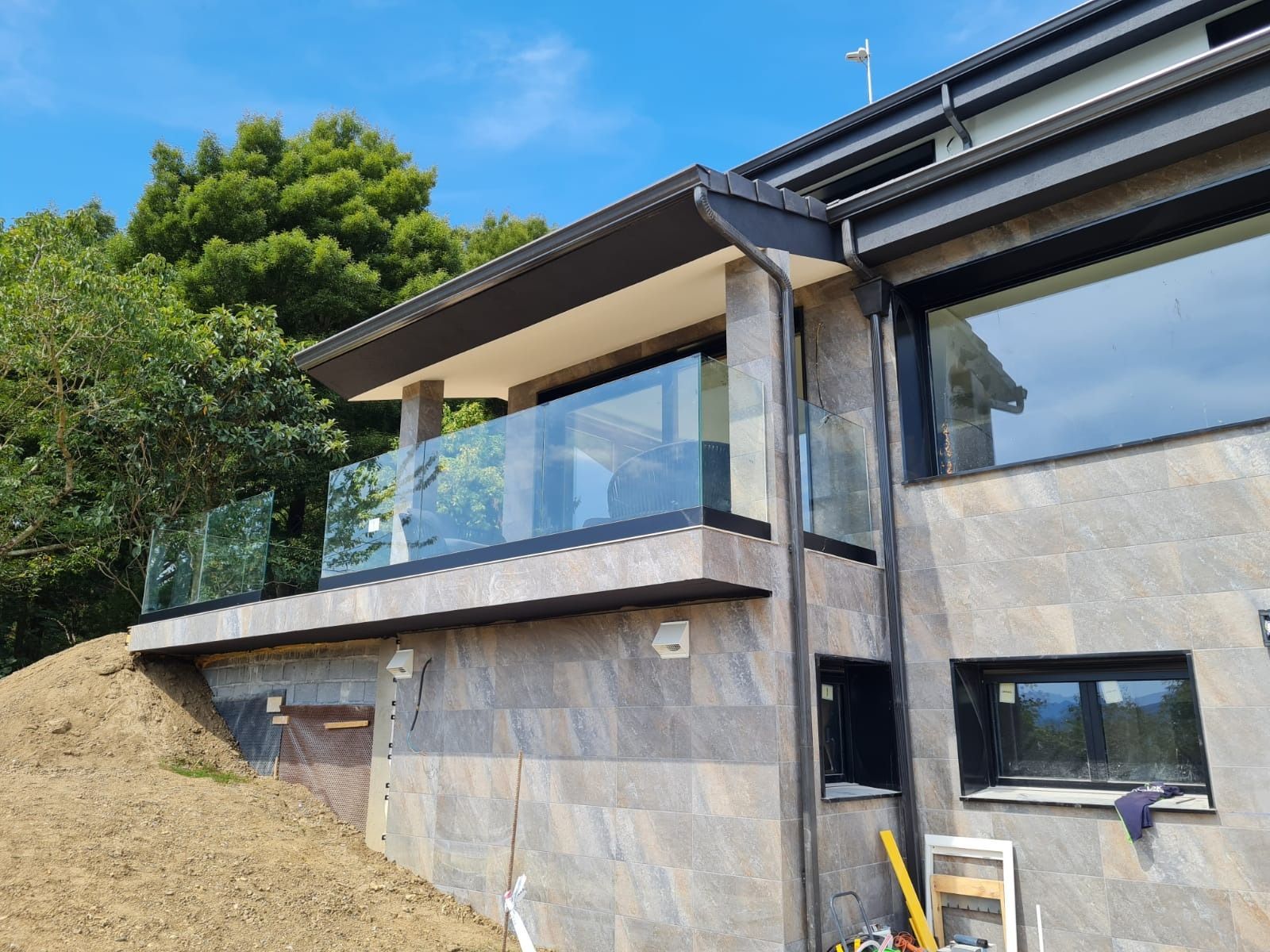 Una casa grande con un balcón al costado de la misma.