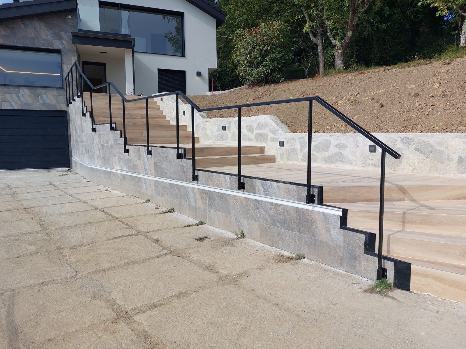 Un conjunto de escaleras que conducen a una casa con barandilla.