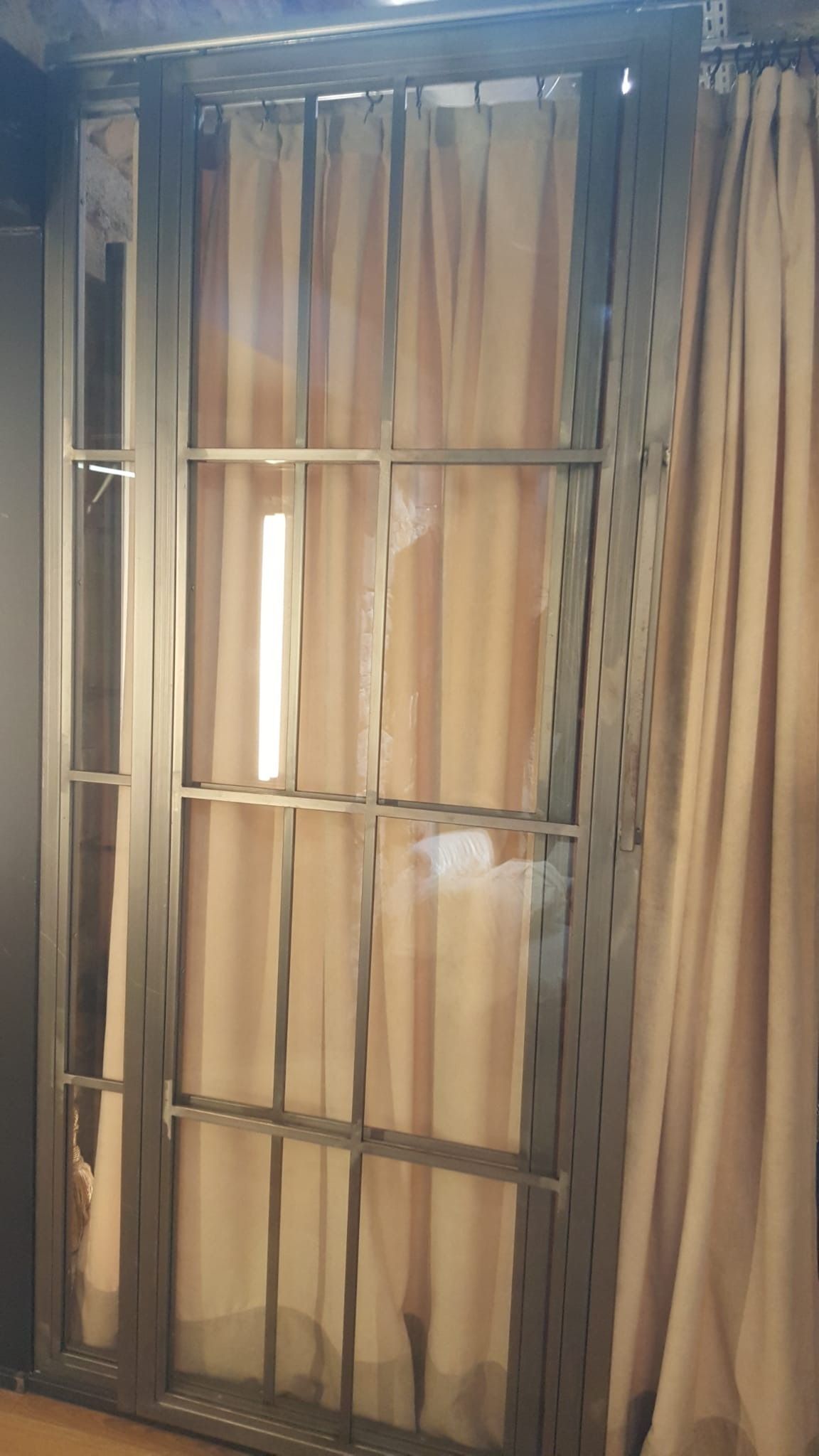 Una habitación con una puerta corrediza de vidrio y cortinas.