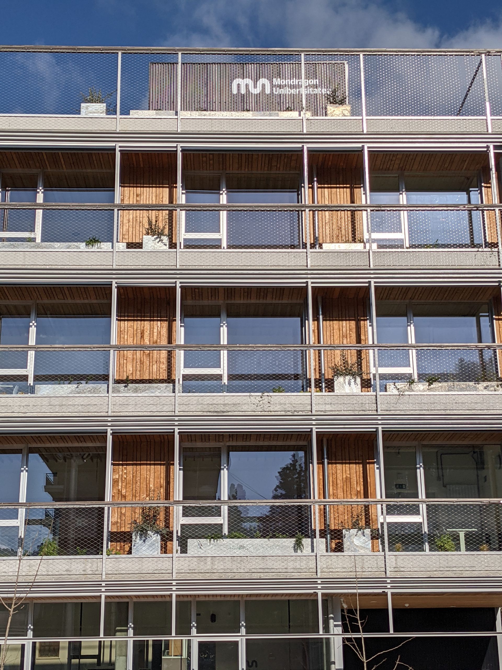 Un gran edificio con muchas ventanas y balcones.