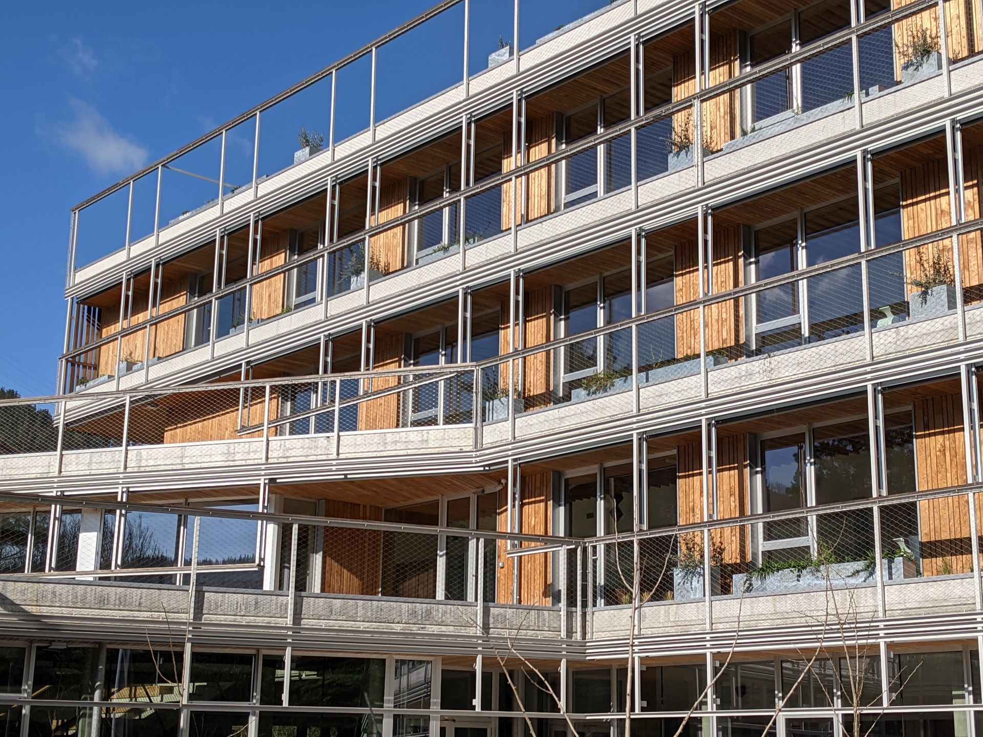 Un gran edificio en construcción con muchas ventanas y balcones.