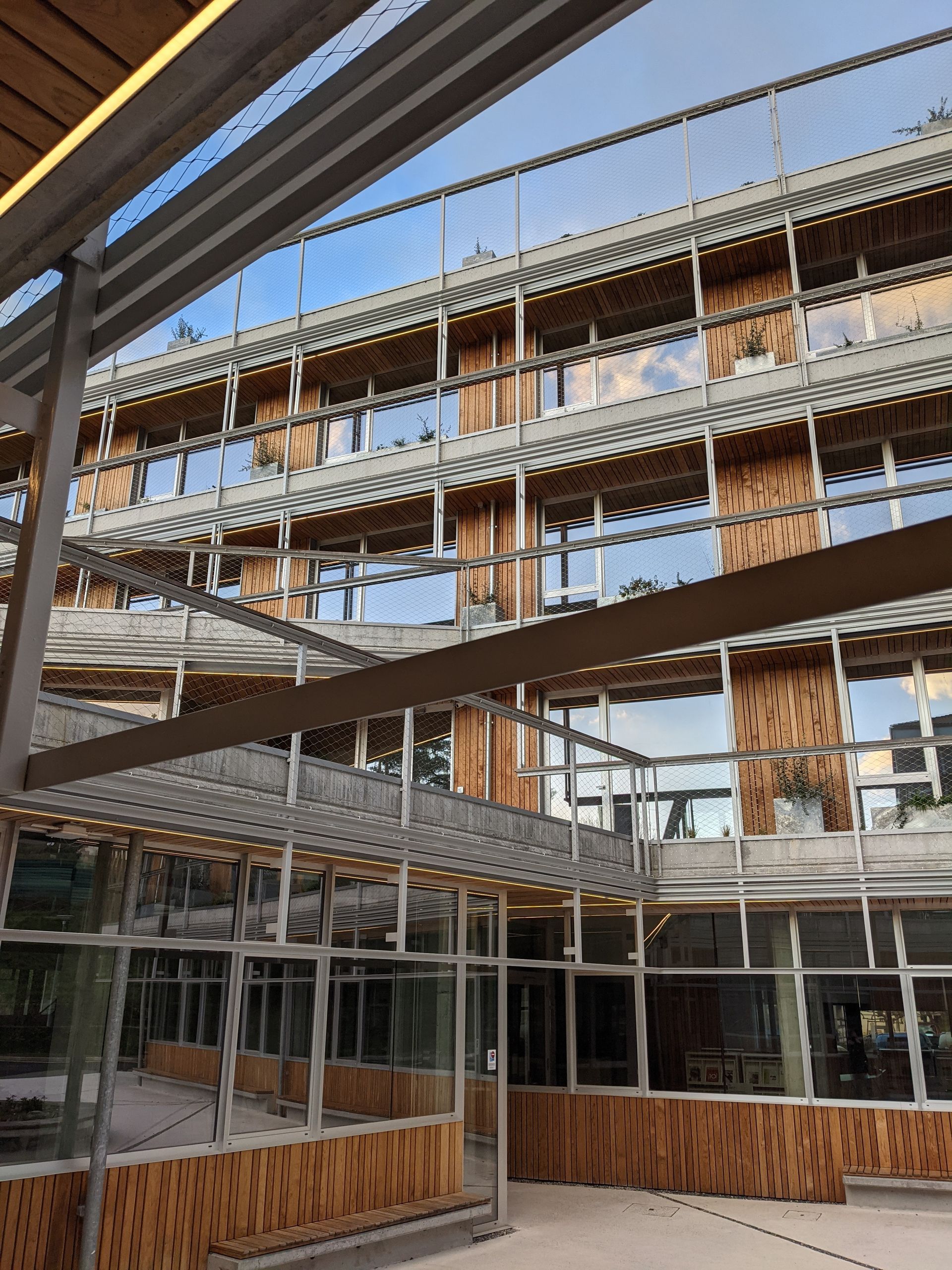 Se está construyendo un gran edificio con muchas ventanas.