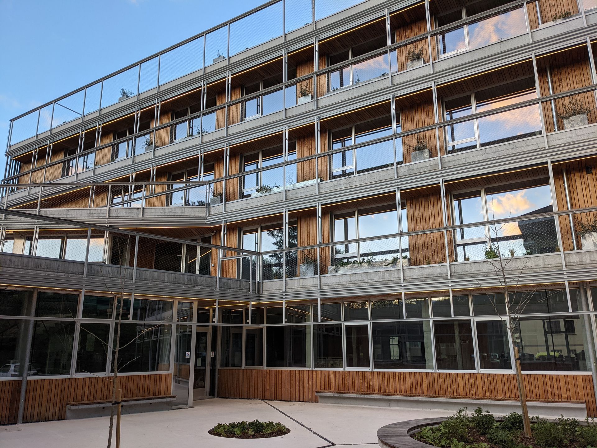 Un gran edificio con muchas ventanas y una fachada de madera.