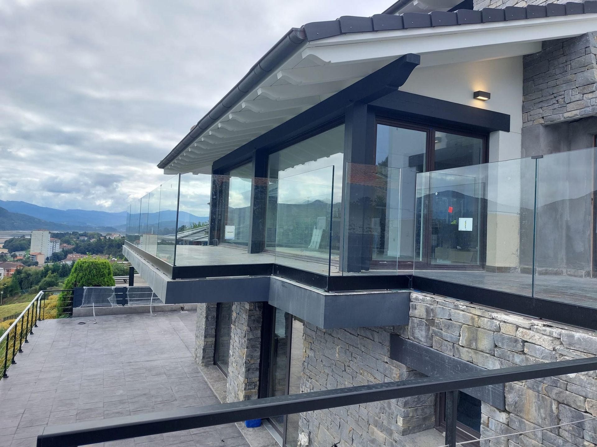 Un conjunto de escaleras que conducen a una casa con barandilla.
