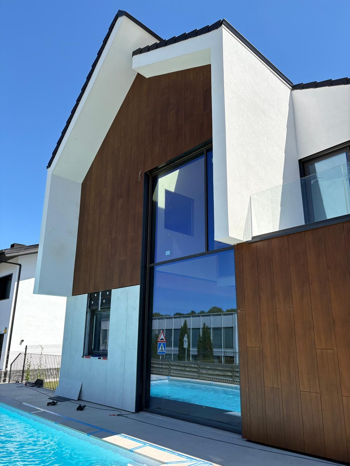 Se está construyendo un gran edificio con muchas ventanas.