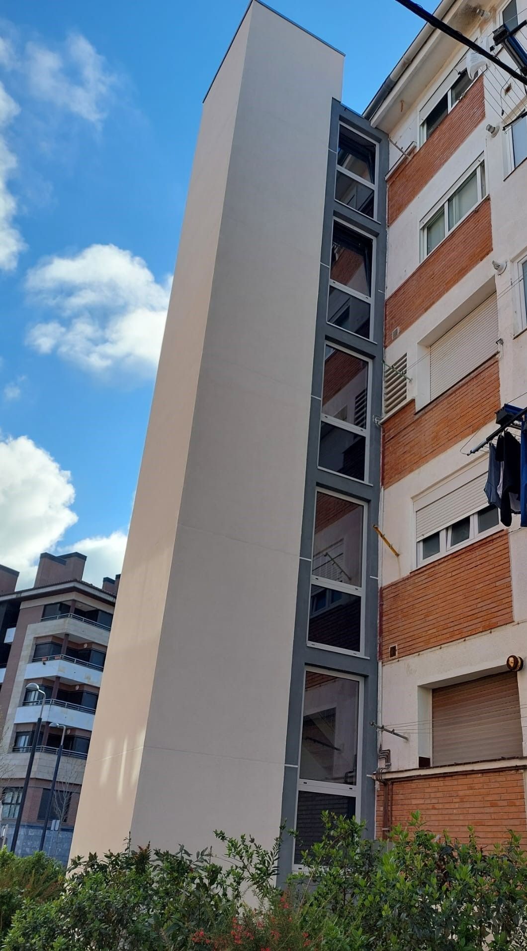 Un edificio alto con una escalera al costado.
