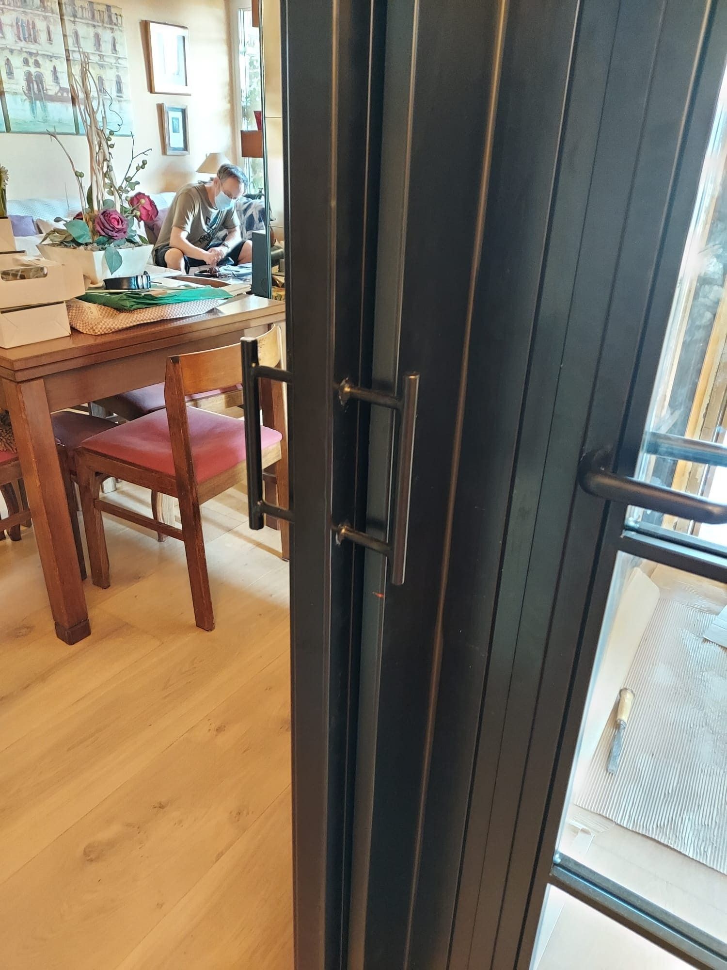 Un comedor con mesa y sillas y una puerta corrediza de vidrio.