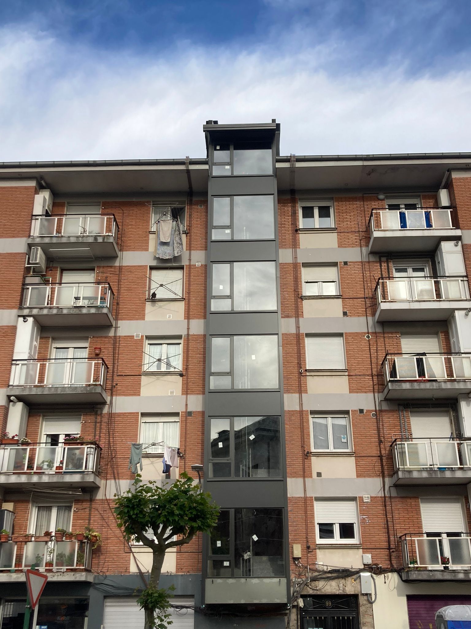 Un edificio alto con muchas ventanas y balcones.