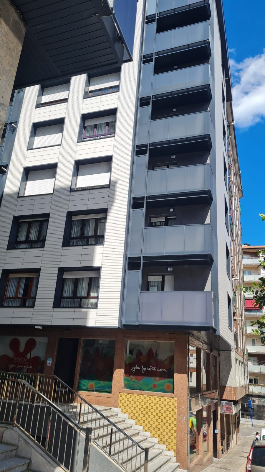 Un edificio alto con escaleras que conducen a él.