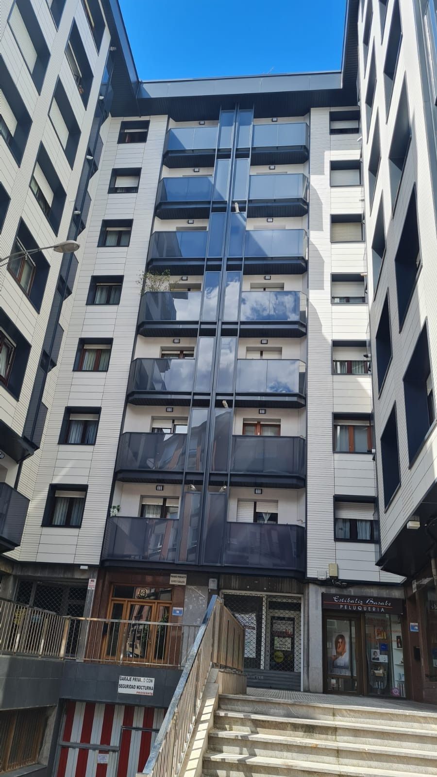Un gran edificio de apartamentos con escaleras que conducen al mismo.