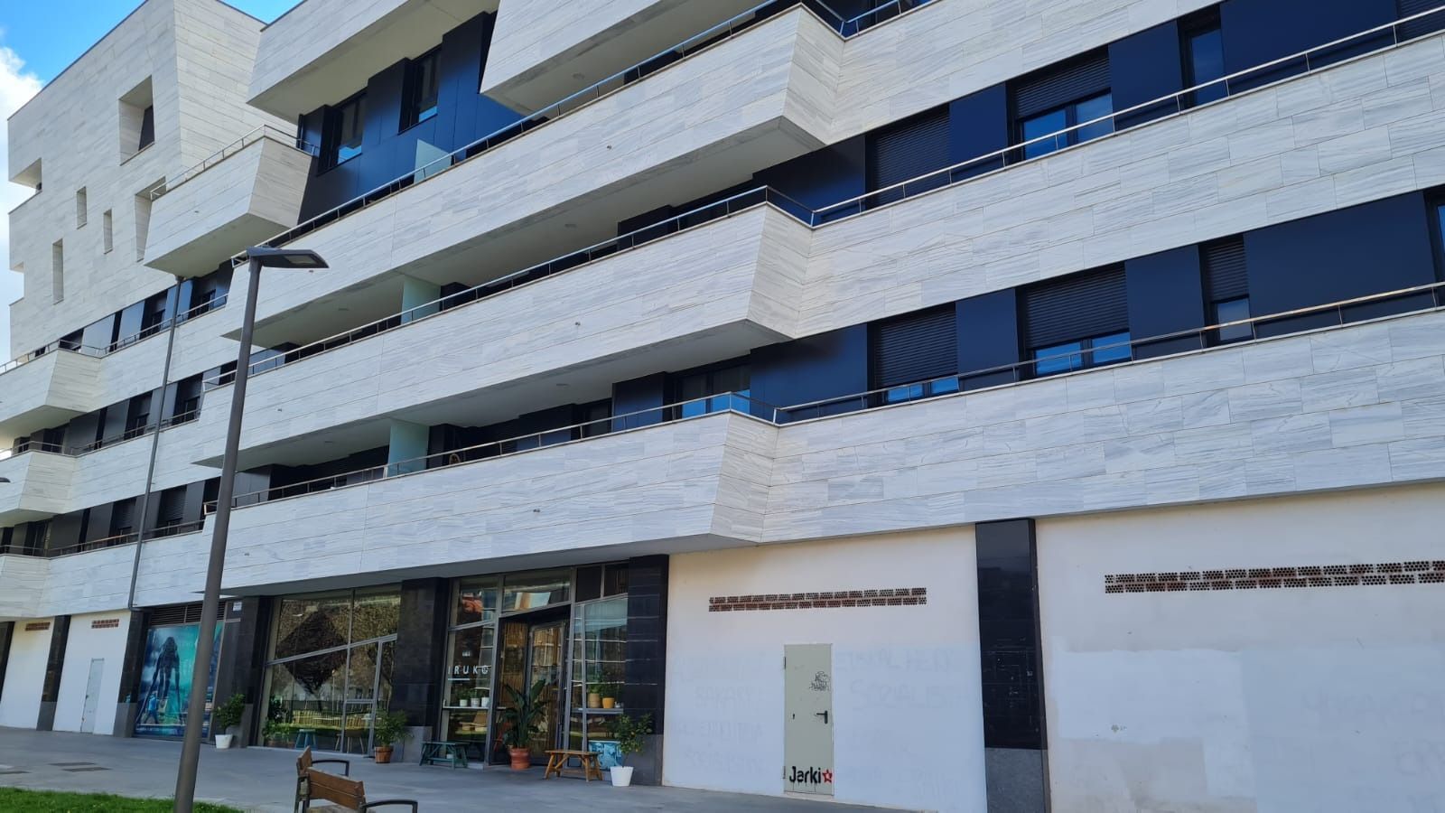 Un edificio grande con muchas ventanas y balcones.