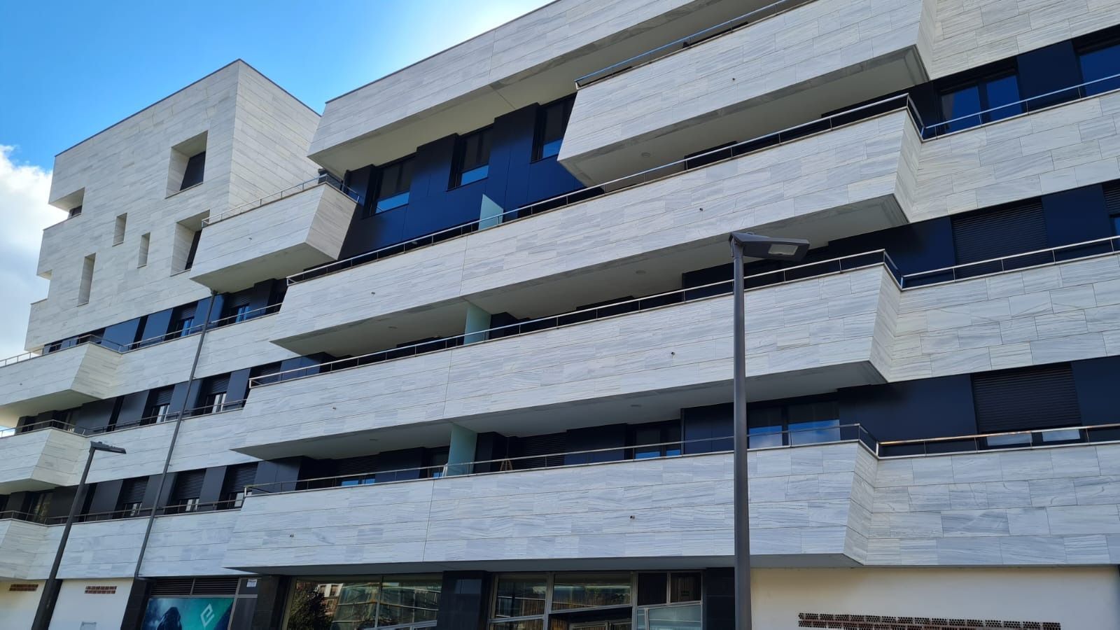 Un gran edificio blanco con muchas ventanas y balcones.
