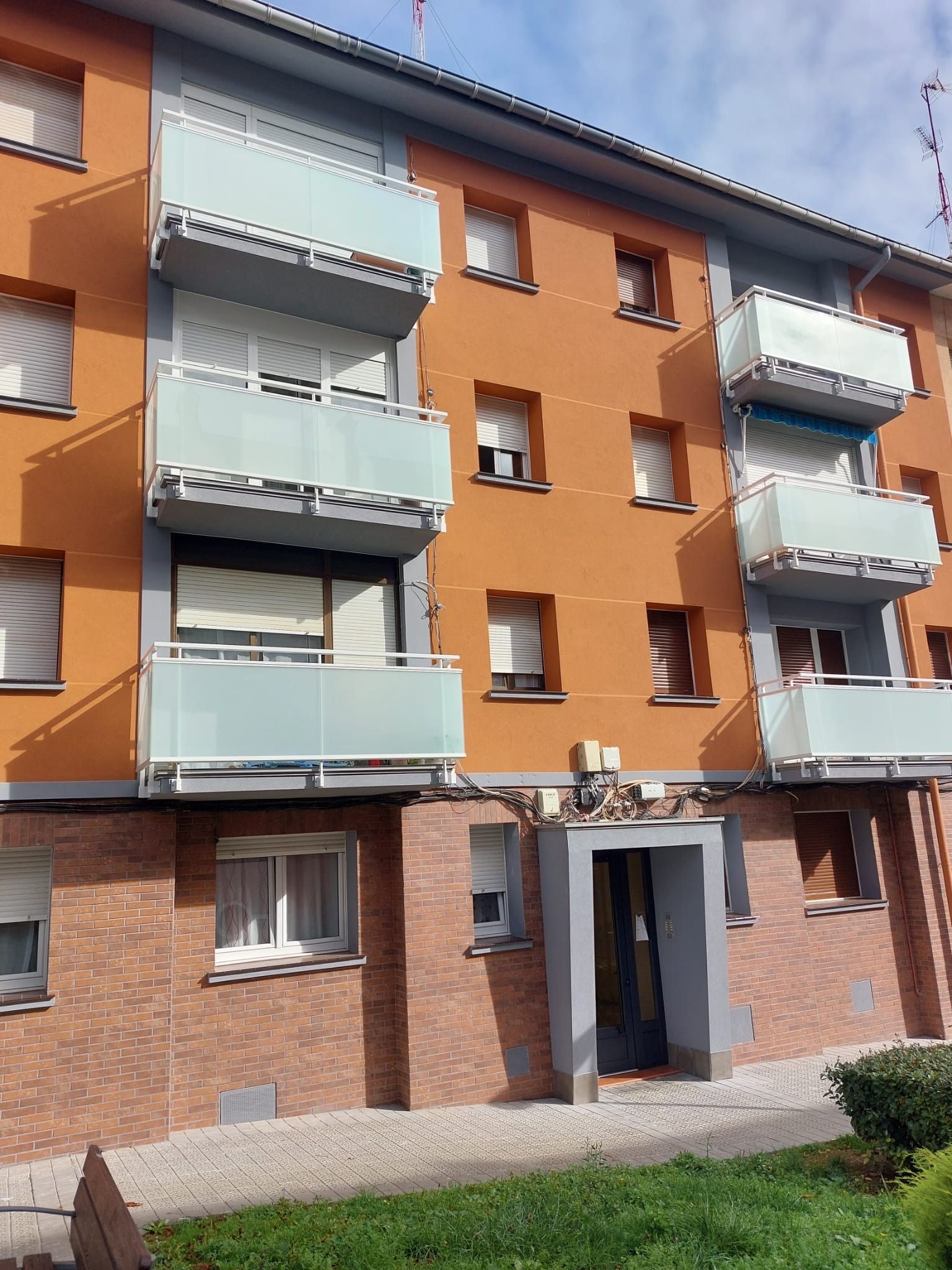 Un edificio con muchas ventanas y balcones
